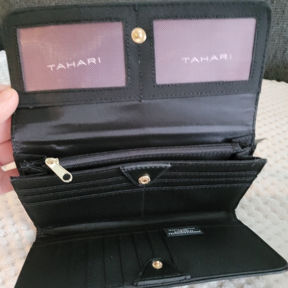 TAHARI RFID wallet brand new - Picture 6 of 6